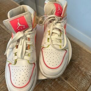 Nike Air Force OneWomen's Sneakers - White and Pink